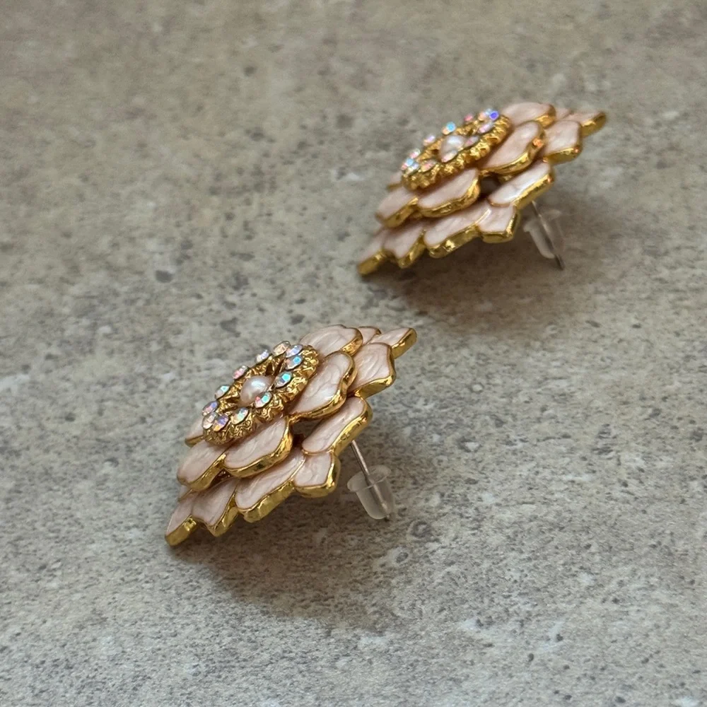 💖4/$30 NEW Elegant Floral Pearl Earrings - Picture 4 of 4